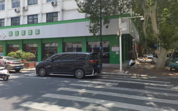 联丰配资 银行职员诈骗近亿元，她花6000余万打赏主播，曾让男主播连续8小时为其唱歌